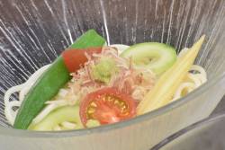 冷やし鉢 ：五島手延べうどんを夏野菜と共に 佐賀海苔のつゆ