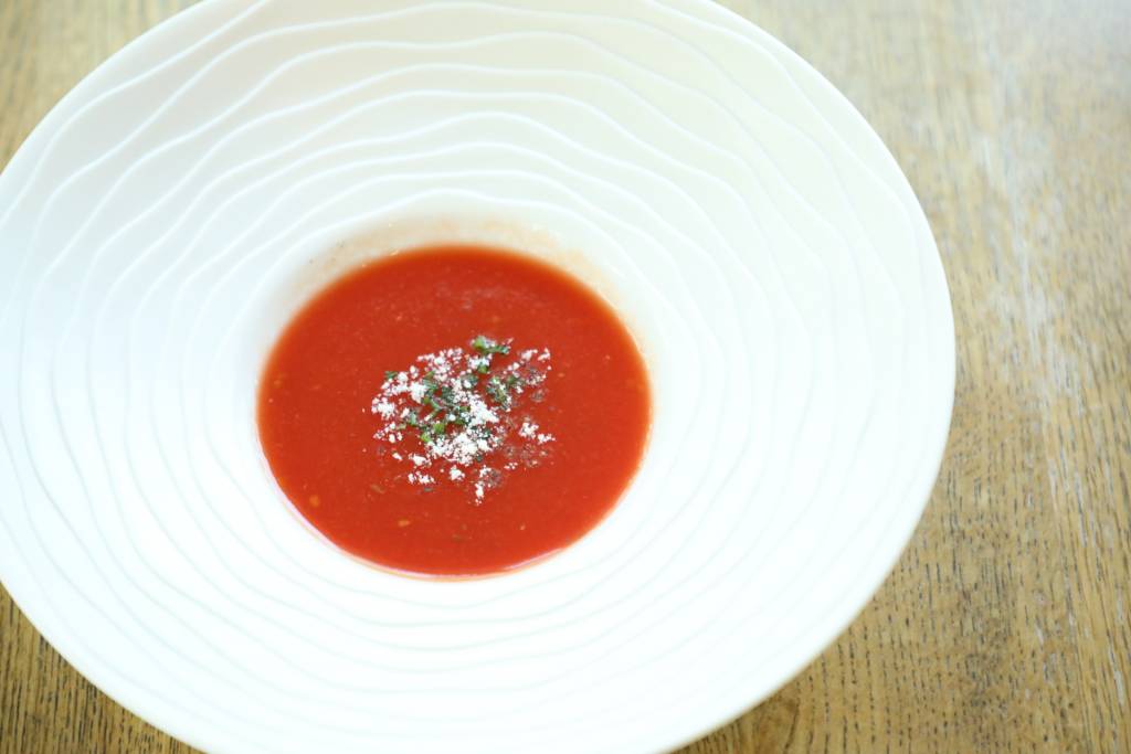 トマトの冷製スープ～黒胡椒、グラナパダーノ、シブレット～