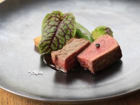 肉料理：牛ロースのソテー ～Vinrouge、春野菜～
