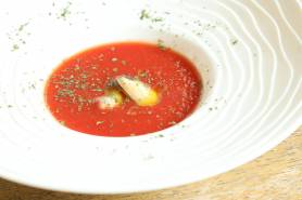 トマトの冷製スープ　~ディルオイル、ムール貝、パセリ~